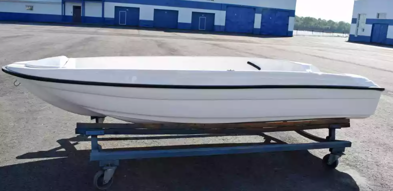 Стеклопластиковая лодка Пингвин (тримаран) в Ханты-Мансийске