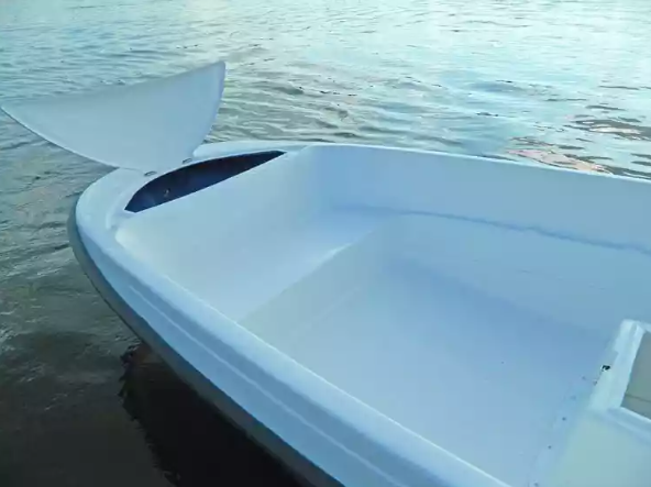 Стеклопластиковая лодка Пингвин с консолью (тримаран) в Ханты-Мансийске