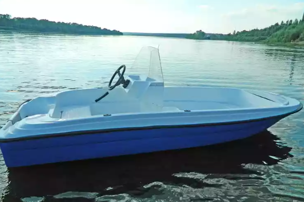 Стеклопластиковая лодка Пингвин с консолью (тримаран) в Ханты-Мансийске