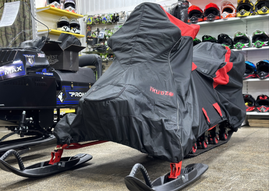 Чехол транспорт. снегохода IKUDZO HUNTER черно-красный Оксфорд ПРЕМИУМ качества с лого IKUDZO в Ханты-Мансийске